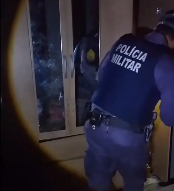 Jovem é presa por deixar filhos trancados em quarto durante a madrugada no interior do Amazonas