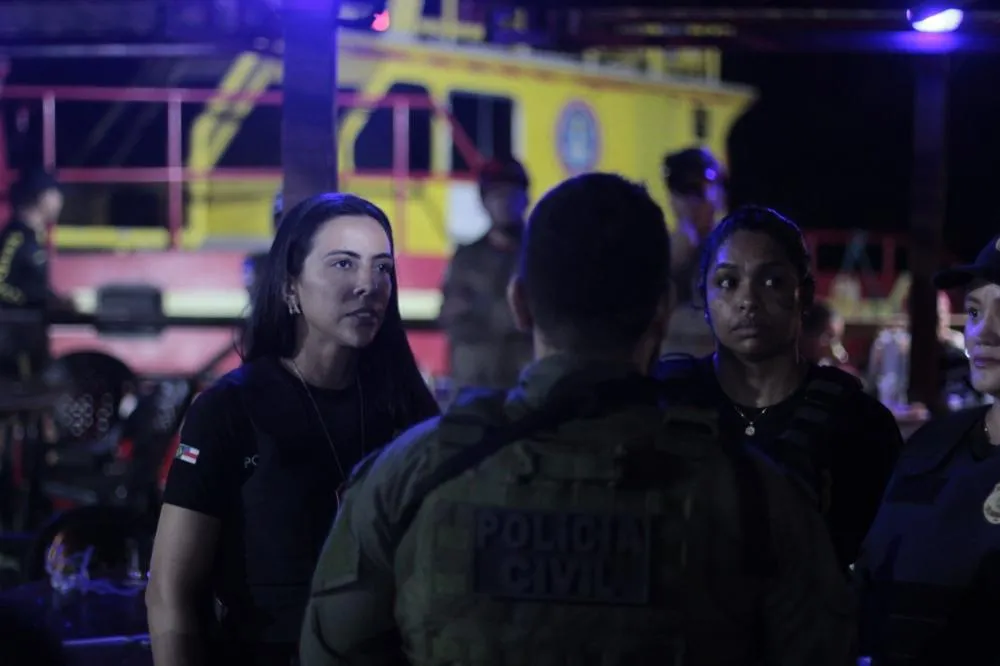Dois adultos presos e quatro adolescentes resgatadas durante fiscalização em flutuante no Tarumã