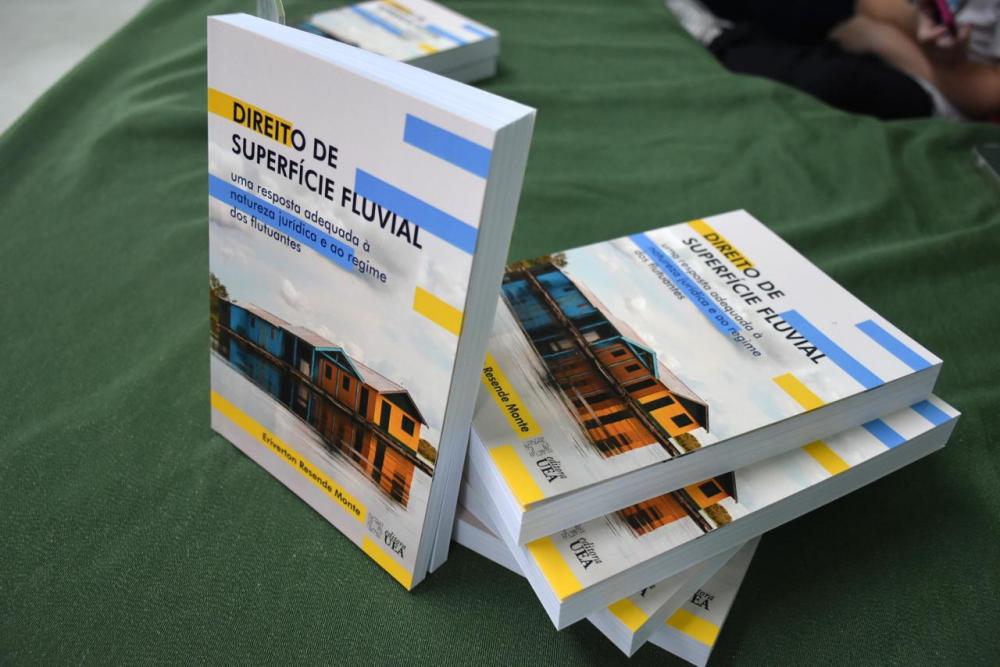 Obra lançada pela Editora UEA discute Direito sobre moradias flutuantes