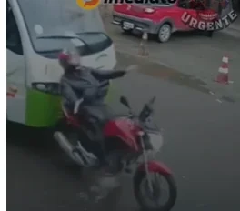 Ônibus atinge motociclista parado em semáforo no Lírio do Vale