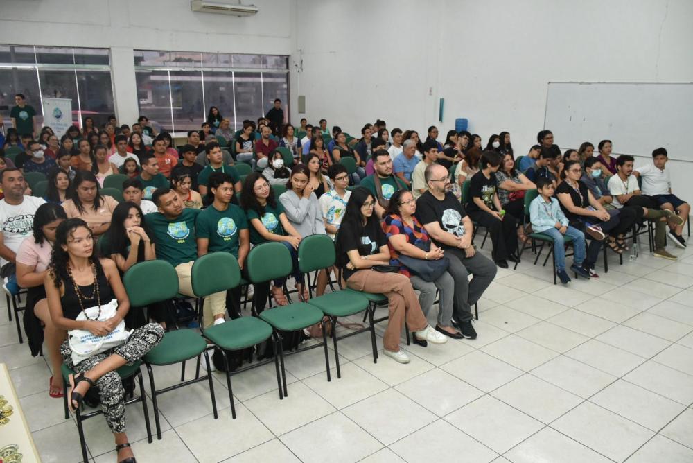 Colônia de Férias da UEA promove conscientização ambiental a jovens estudantes