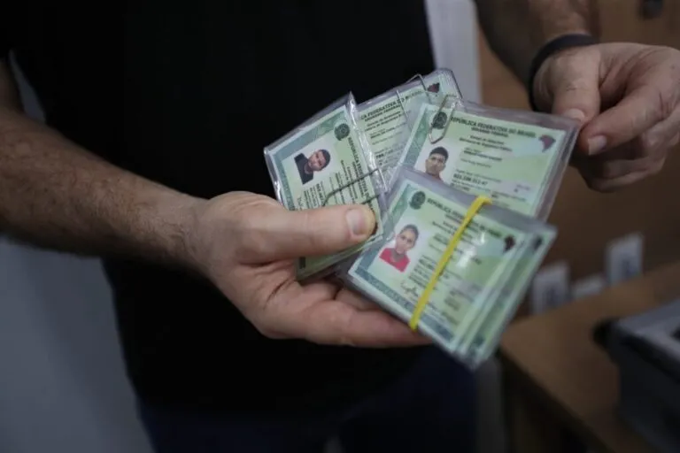 Idosos e PcDs podem tirar nova identidade sem agendamento no Amazonas