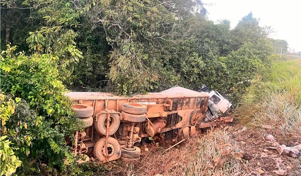 Tombamento de caminhão deixa dois mortos na BR-319, em Humaitá
