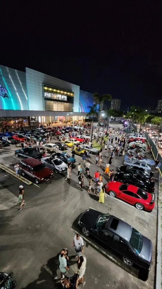 Encontro de carros antigos reúne modelos clássicos em shopping de Manaus