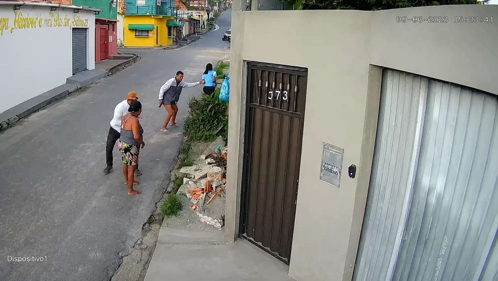 Dupla armada assalta duas mulheres e ação é flagrada por câmeras em Manaus