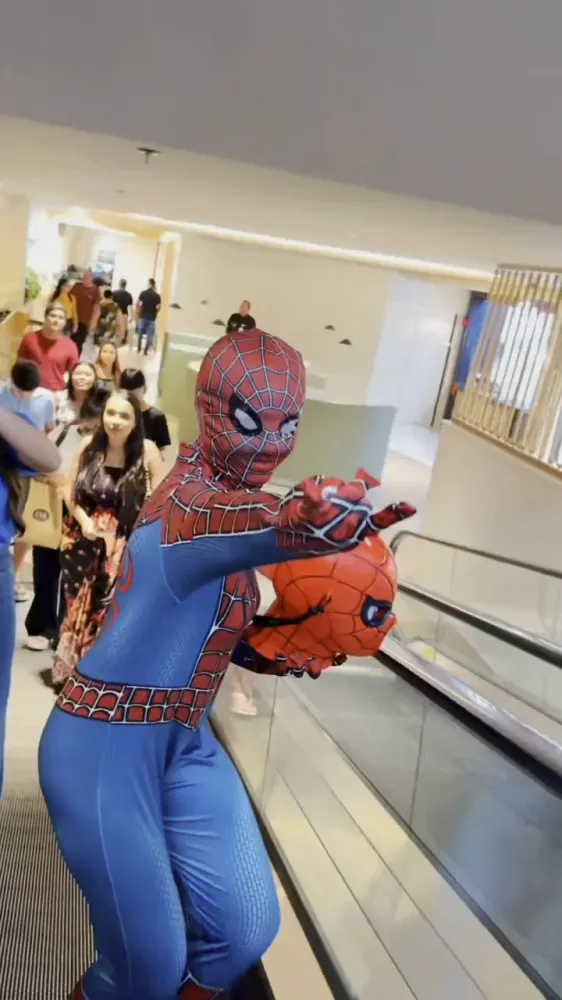 Ártemis Azevedo surpreende fãs caracterizada como Homem-Aranha em estreia no Manaus Plaza