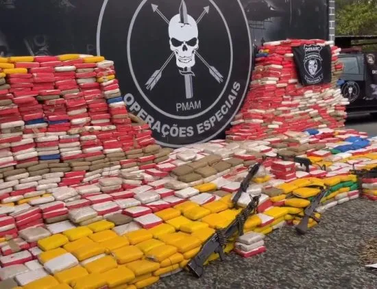 Apreensão de 4,5 toneladas de drogas resulta em fuga de suspeitos