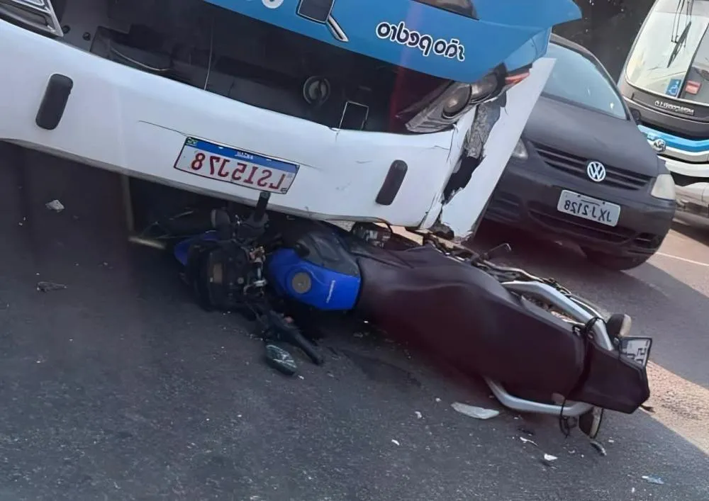 Ônibus atropela moto e deixa trânsito lento na zona Norte