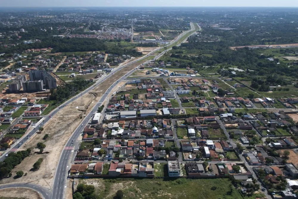 Ônibus atropela moto e deixa trânsito lento na zona Norte