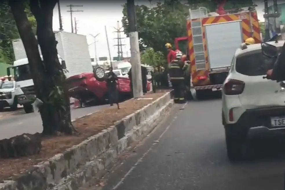 Capotamento deixa trânsito lento na rotatória do Coroado