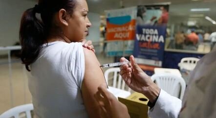 Ministério da Saúde Adianta Início da Vacinação Contra Influenza devido à Alta de Casos de Covid-19 e Dengue
