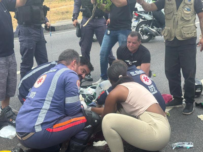 Passageira de moto sofre parada cardíaca após acidente na Avenida das Torres