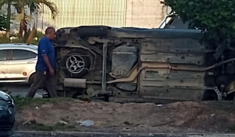  Carro capota na Avenida Torquato Tapajós, causando lentidão no trânsito em Manaus