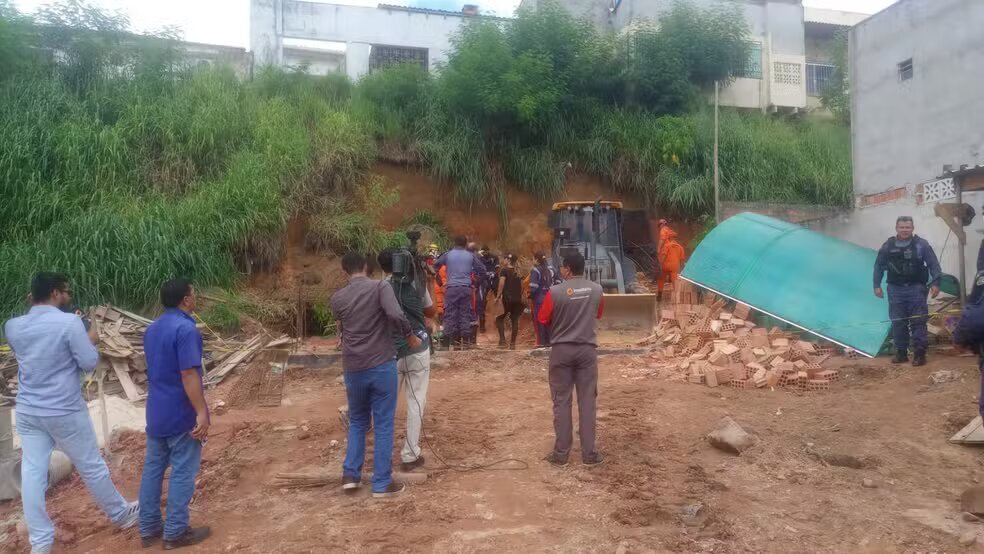 Desabamento em obra no bairro de Flores deixa duas pessoas feridas; resgate realizado com sucesso