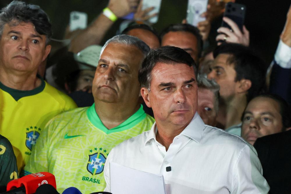 Flavio Bolsonaro anuncia pedido de cassacao da chapa de Lula