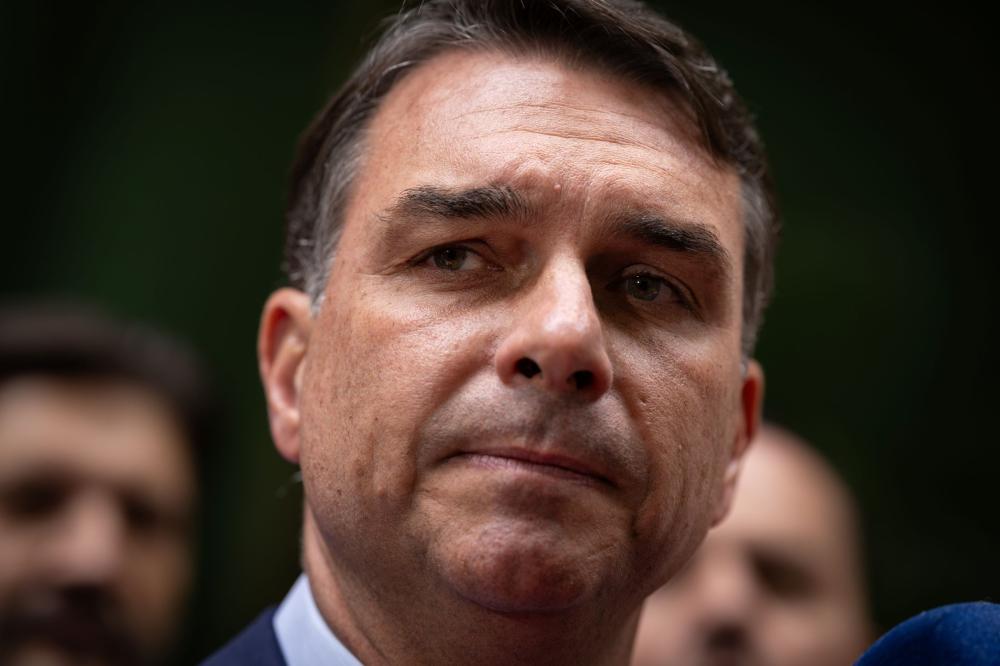 Flavio Bolsonaro afirma ter recebido intimacao da PF para entregar passaportes