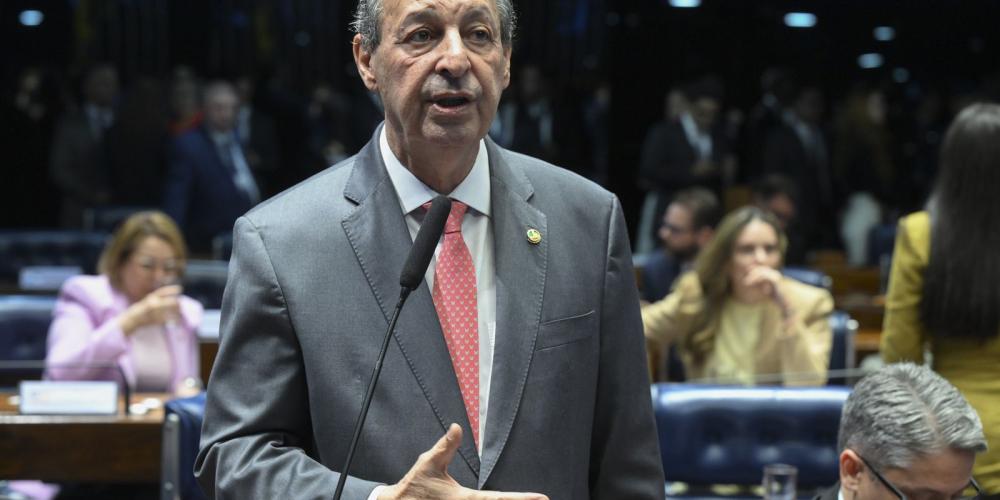 Em destaque: Omar Aziz e eleito governador do Amazonas