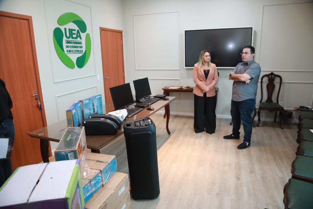 Deputado Wilker Barreto acompanha parte da entrega de equipamentos destinados à UEA de Jutaí, fruto de emenda parlamentar de sua autoria