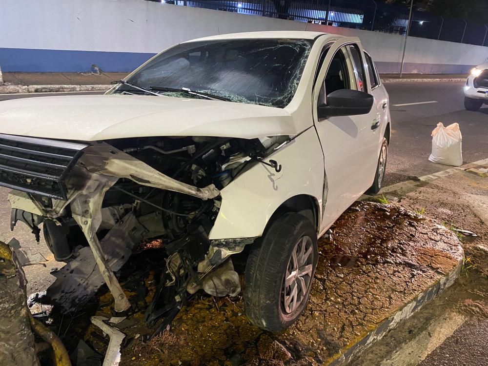 Homem fica gravemente ferido após acidente de carro na Av. Mário Ypiranga