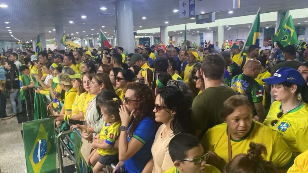 Bolsonaro Desembarca em Manaus sob Multidão de Apoiadores, Mas Sem a Presença de Michelle