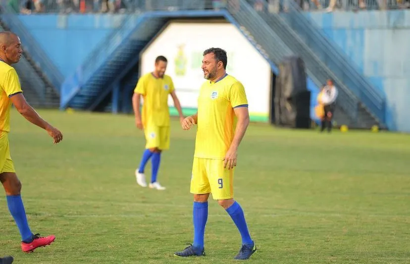 Wilson Lima é criticado nas redes sociais por ignorar protestos dos policiais após participar de jogo de futebol solidário
