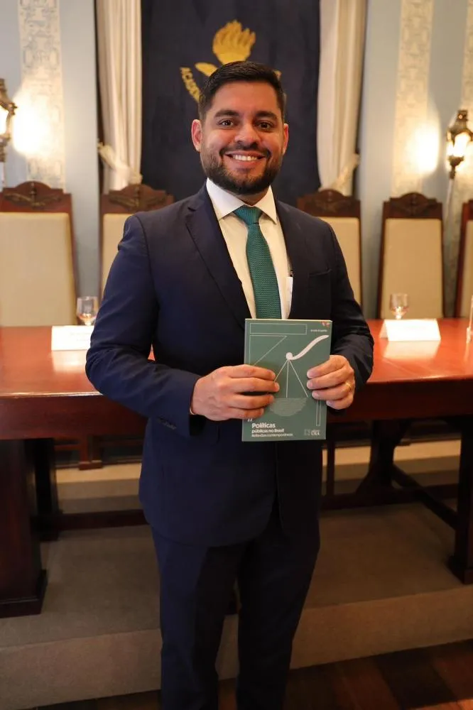 Reitor da UEA publica obra com análises sobre políticas públicas no Brasil e no AM