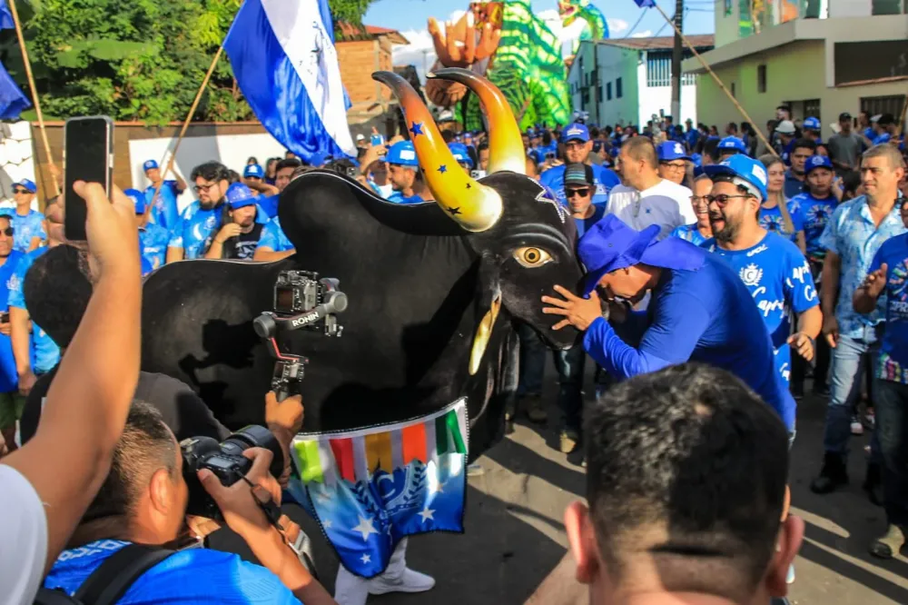 Em clima de festival, Boi Caprichoso inicia o translado das alegorias para a concentração no Bumbódromo