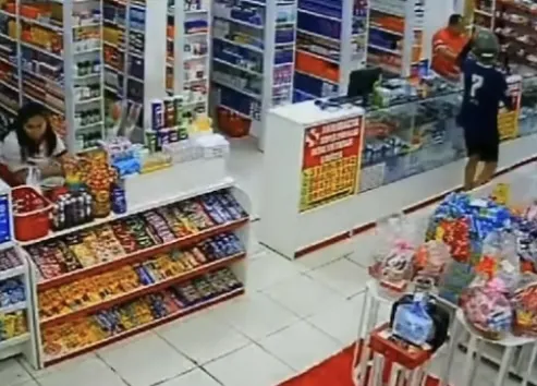 Assalto a Drogaria em Manaus Deixa Clientes e Funcionários em Pânico