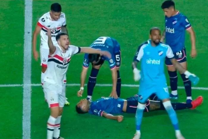 zagueiro juan izquierdo segue em observação após arritmia cardíaca