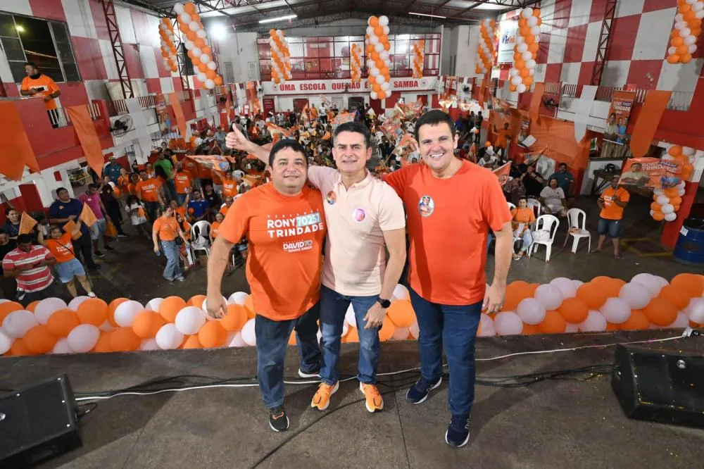 David Almeida e Renato Junior mobilizam milhares de pessoas em adesivaços e comícios