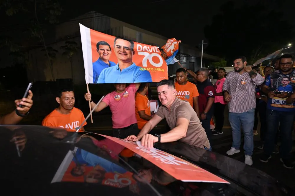 David Almeida comanda multidão ‘laranja’ em ação de adesivaço no bairro Flores