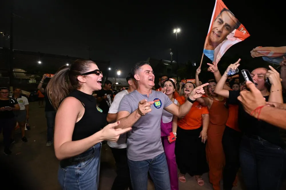 Avenida do Samba é tomada por ‘onda laranja’ em apoio à campanha de David Almeida