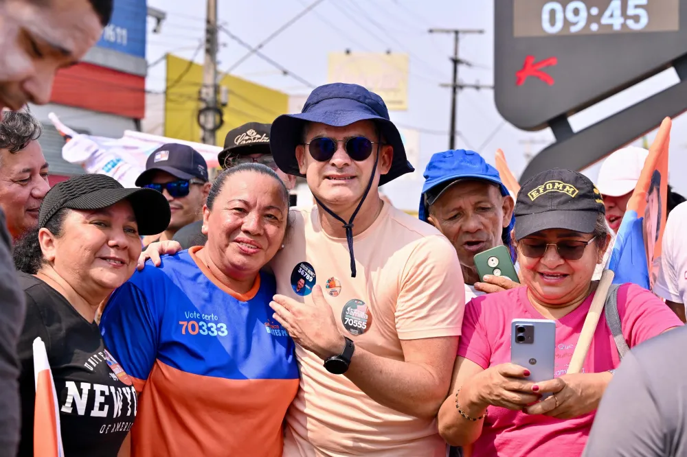 Com grande apoio popular, David Almeida comanda bandeiraço nas ruas de Manaus