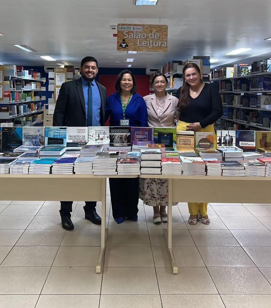 Mais de 2 mil livros são entregues à biblioteca da Escola de Ciências Sociais da UEA