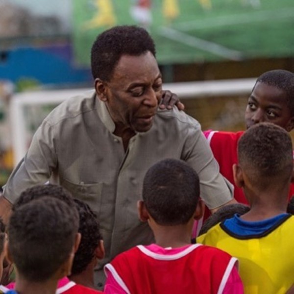 Pelé faz cirurgia para retirada de tumor no cólon