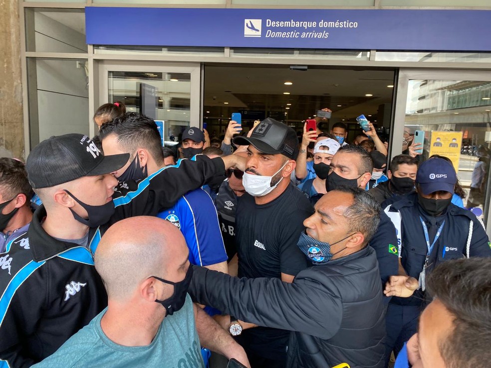 Maicon ganha recepção da torcida após rescisão e chora: 