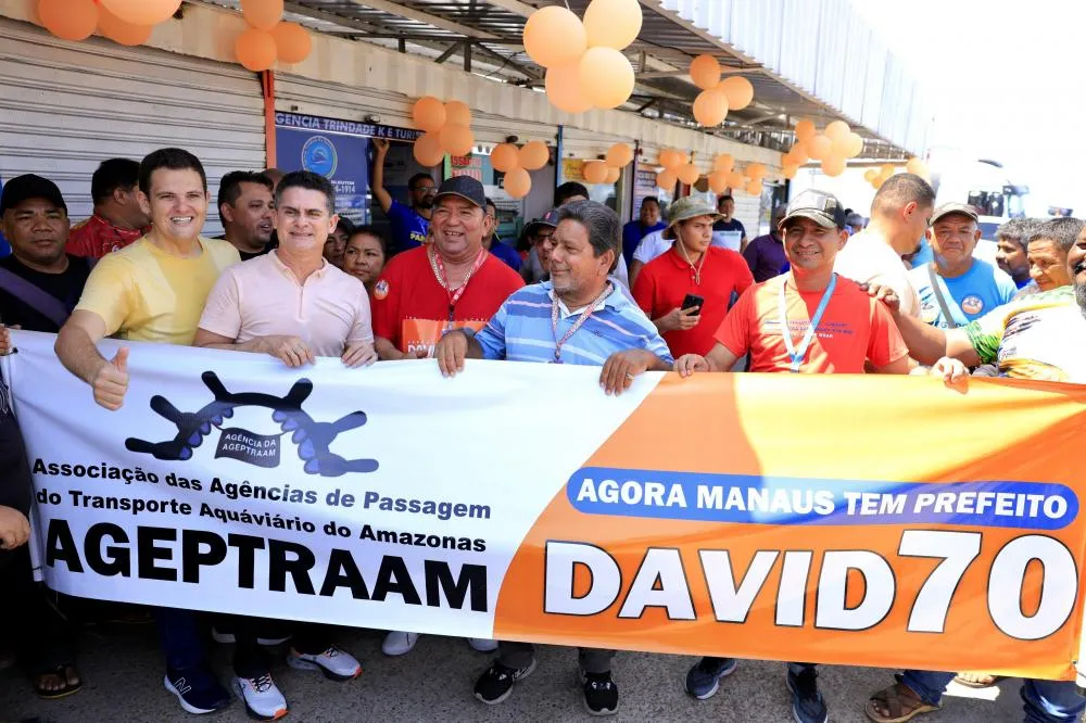Prefeito David é abraçado por feirantes da Manaus Moderna, Feira da Banana e Mercadão