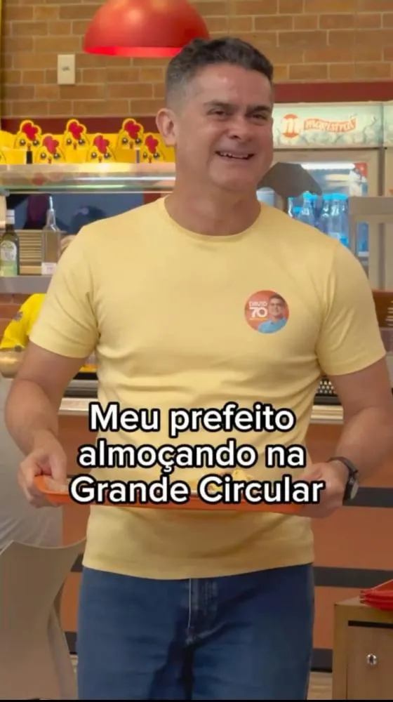 David Almeida almoça em shopping na Grande Circular e recebe carinho da população