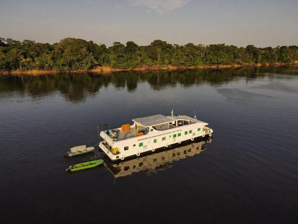 Equipe de pesquisadores da UEA realiza quarta viagem do projeto que monitora a qualidade da água do rio Negro