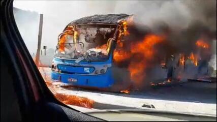 Rio de Janeiro enfrenta uma das maiores ondas de ataques criminosos com 7 bairros sitiados e 35 ônibus incendiados