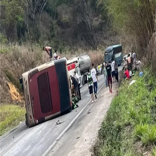 Acidente grave: Ônibus com estudantes tomba na BR-418 em Minas Gerais