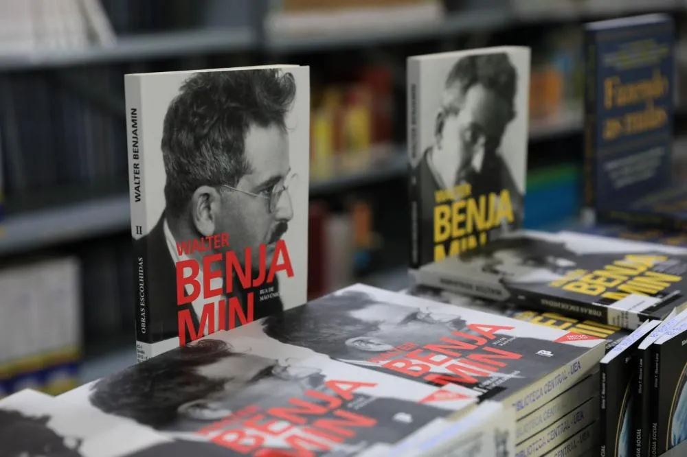 Dois mil novos livros são entregues à biblioteca da Escola Superior de Artes e Turismo da UEA