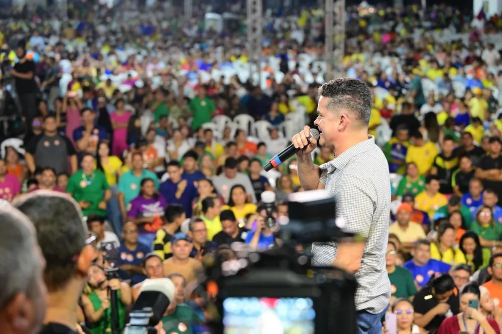 David Almeida recebe apoio de líderes do Movimento Cristão de Direita em encontro com mais de 18 mil cristãos