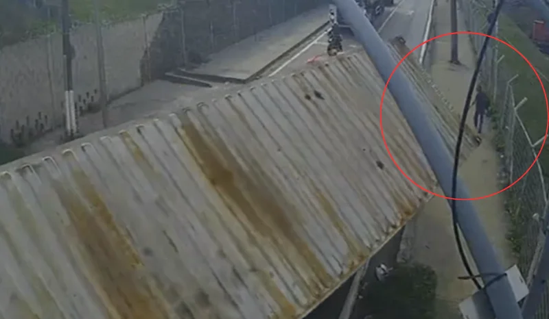 Carreta com contêiner tomba na entrada do Porto Chibatão e quase atinge pedestre
