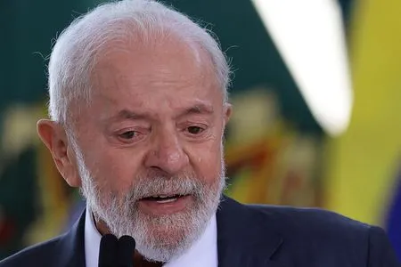 Lula sofre queda no Alvorada e adia viagem internacional