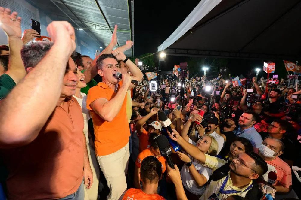 Apoio popular marca festa da vitória de David Almeida 