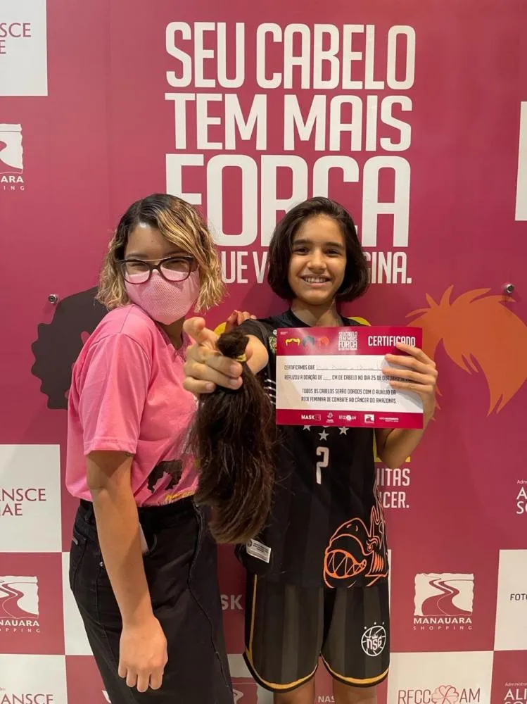 ENCERRAMENTO OUTUBRO ROSA Pessoas que doarem cabelos para mulheres com câncer ganham corte solidário nesta segunda-feira