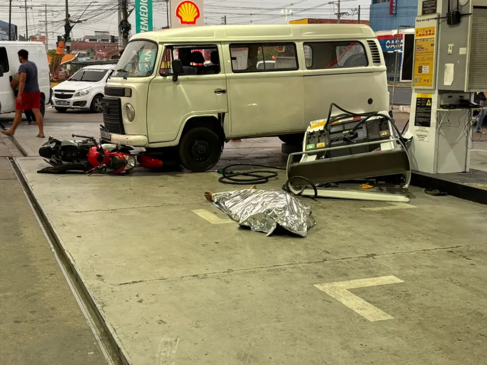 Motorista sofre mal súbito e falece enquanto dirigia Kombi na zona leste de Manaus
