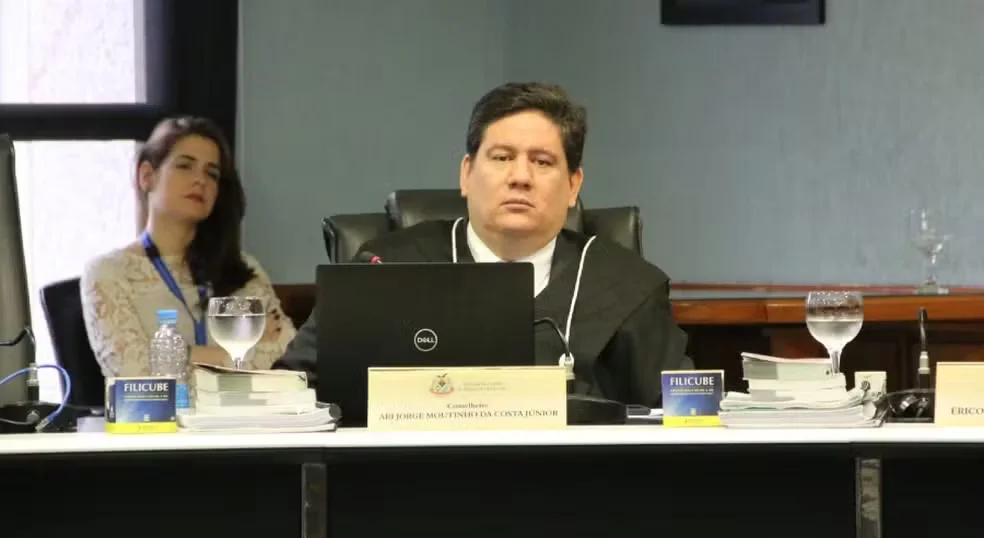 Desembargador do TJAM suspende afastamento de conselheiro do TCE-AM, alegando irregularidades no processo