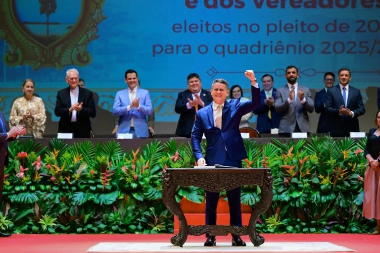 David Almeida toma posse para segundo mandato à frente da Prefeitura de Manaus em cerimônia no Teatro Amazonas